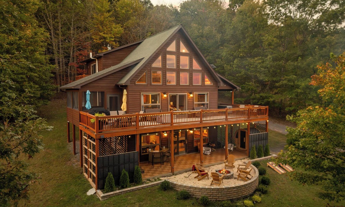 Swanton Cabin | Luxury Chalet: Hot Tub + Sauna + Tesla EV + Starlink. Mins to Wisp!