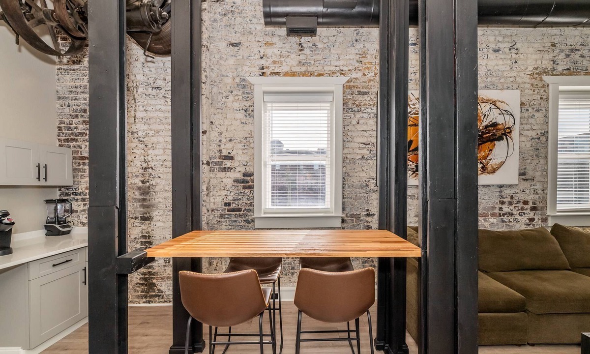 Old City Condo | Luxury Downtown Knoxville Condo 20ft Ceilings, Smart TV, Walk to Dining, Stadiums, Historic Theaters