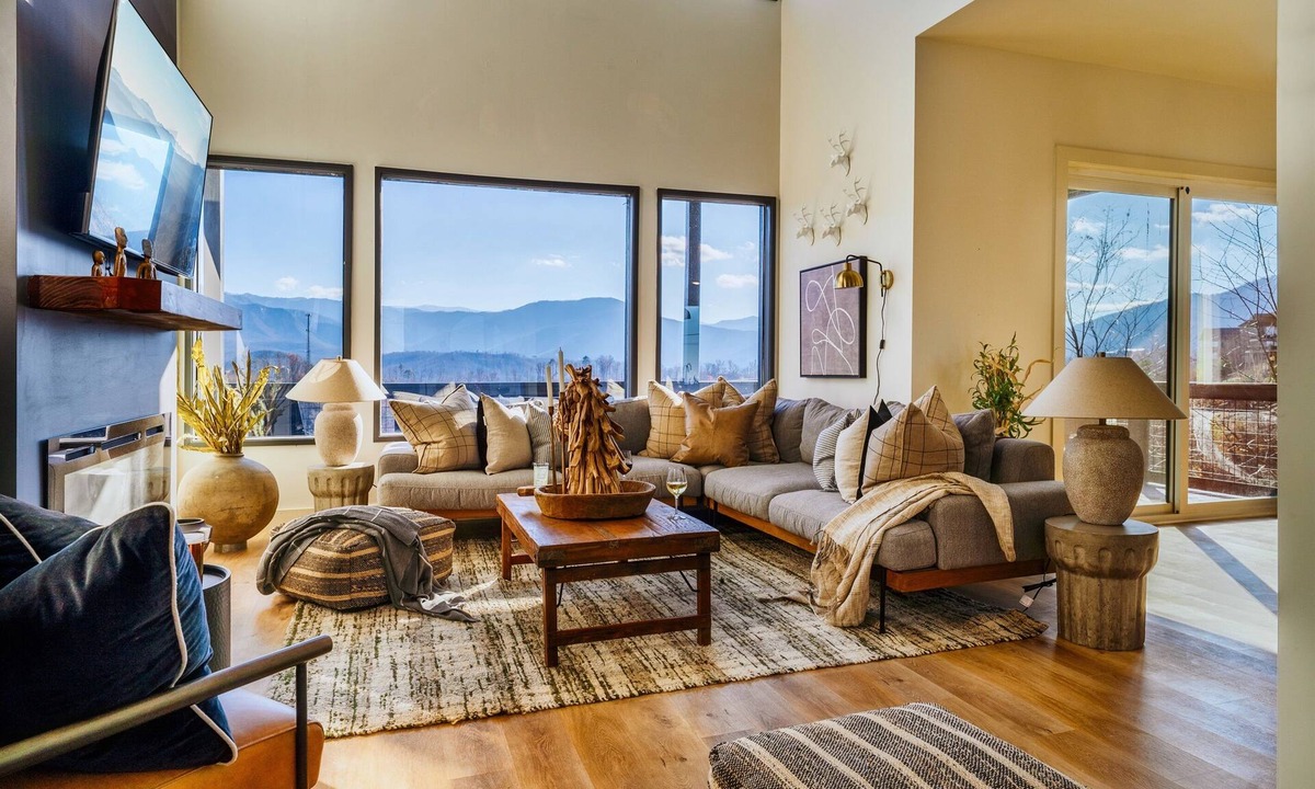Chalet Village North Ski Chalet | Luxury Gatlinburg Cabin w/Indoor Pool & Mountain Views - Minutes from PG