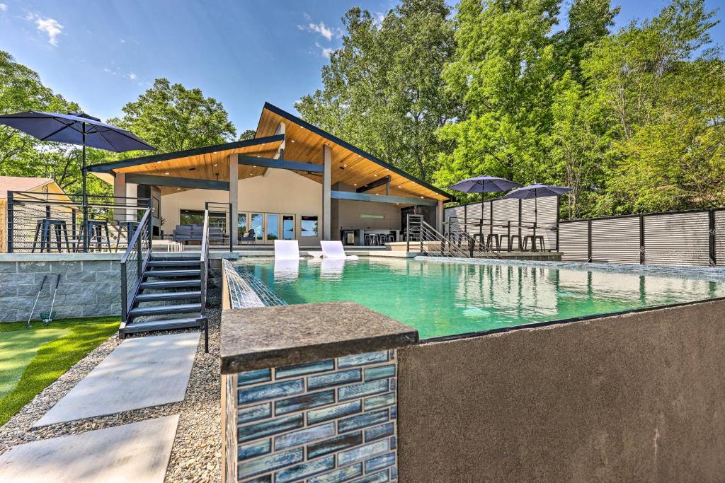 Lake Hamilton House | Luxury Gem with Game Room and Oaklawn Track Box!