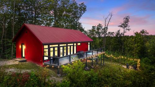 Campton House | Luxury Hot-Tub WiFi - A Red River Barnhouse