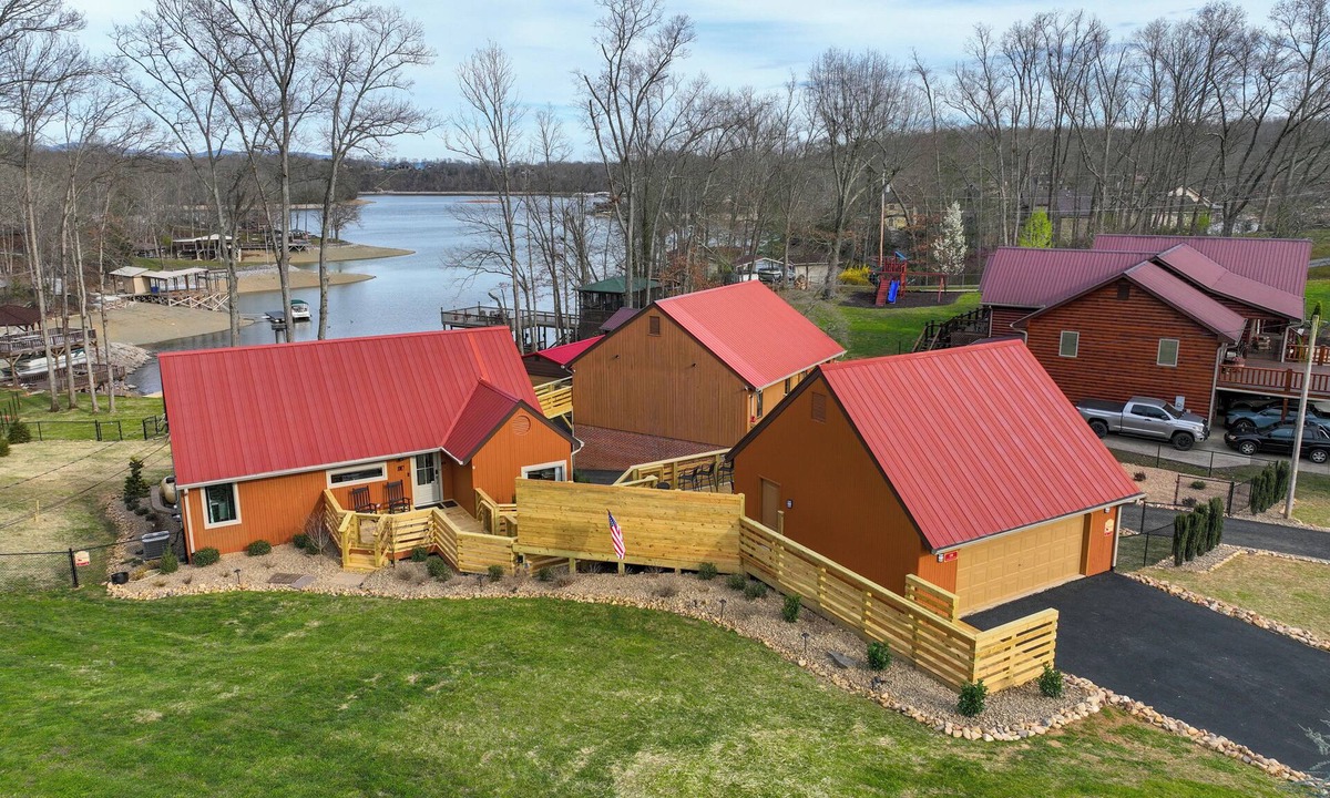 Oak Grove House | Luxury Lake Front Stay in Johnson City, TN!