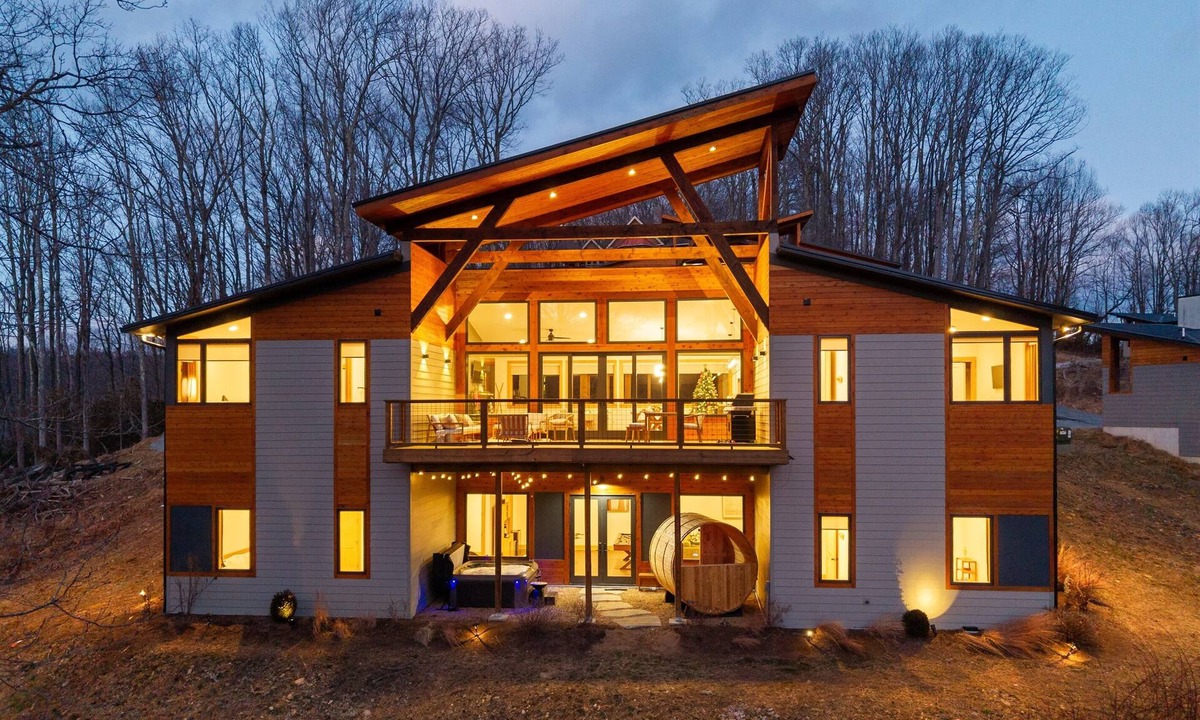 Banner Elk House | Luxury Mtn Home | Grandfather Mtn Views | Hot tub | Close to skiing