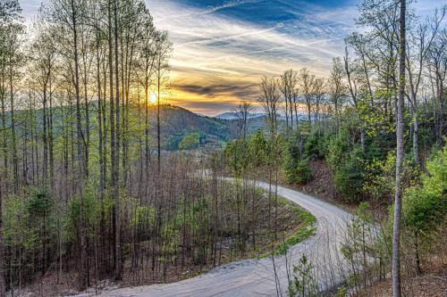 Fleetwood Villa | Luxury MTN Retreat Near Boone & West Jefferson Hot Tub