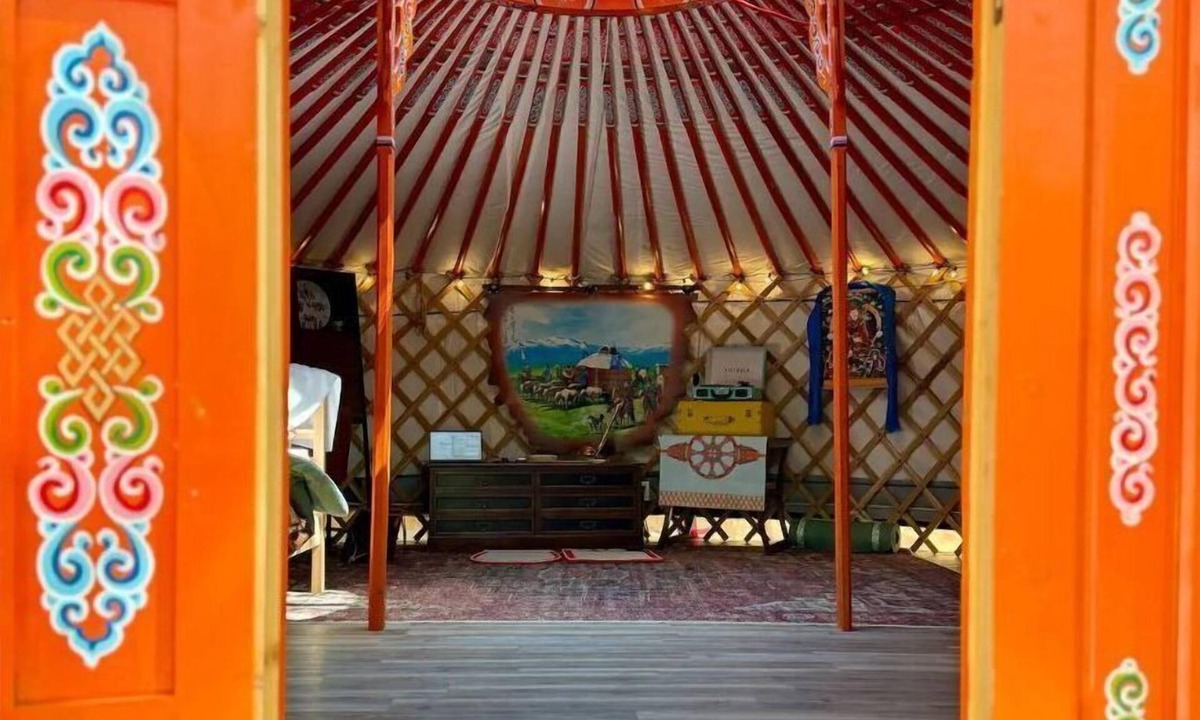 Burlington House | Luxury Nomadic Yurt Romantic Getaway with Sauna and Hot Tub on private 8 acres