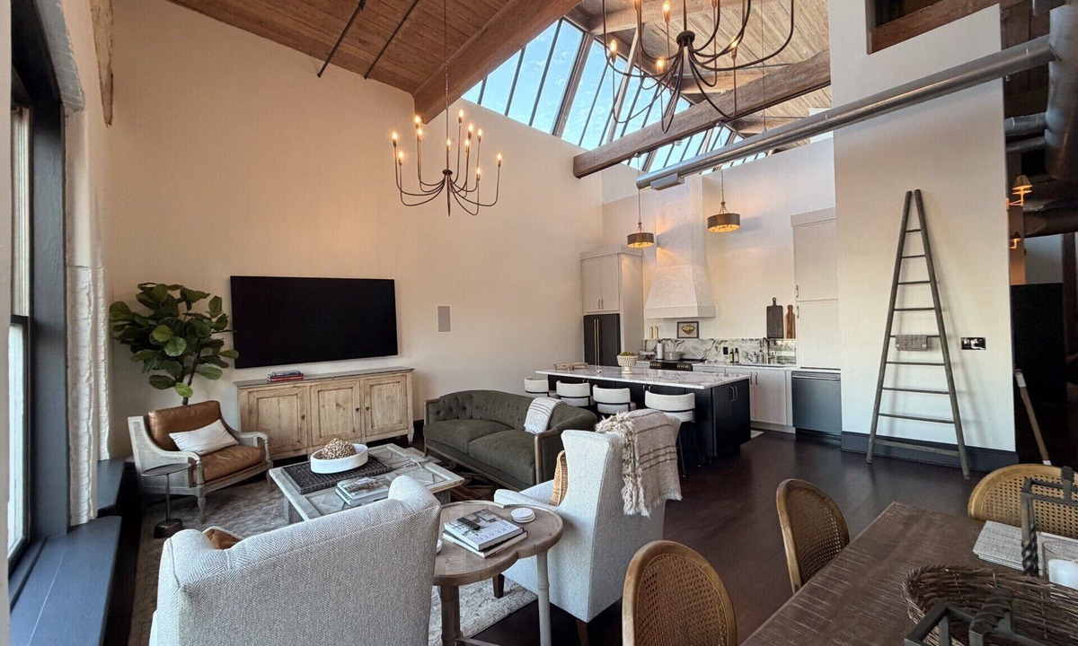 Old City Condo | Luxury Penthouse Loft with Parking in Old City