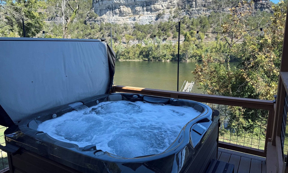 Lone Rock Cabin | Luxury Riverfront Lodge Fishing, Hot Tub & White River Access and Ozark Views”