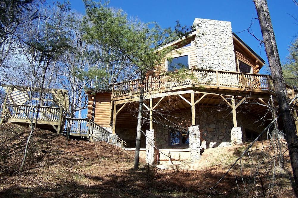 Clyde Cabin | Luxury Vacation Rental with a Hot Tub for Rent in Clyde, North Carolina