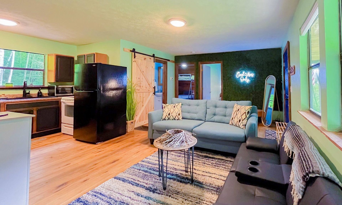 Wellington Cabin | Midnight Hideaway! Perfect Family or Date Night Getaway!
