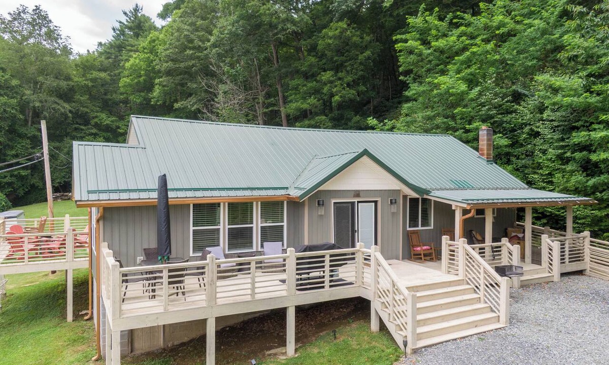 Newland House | Mill Timber Lodge: Creekfront home, dog friendly, firepit, yard, deck, WiFi & grill!