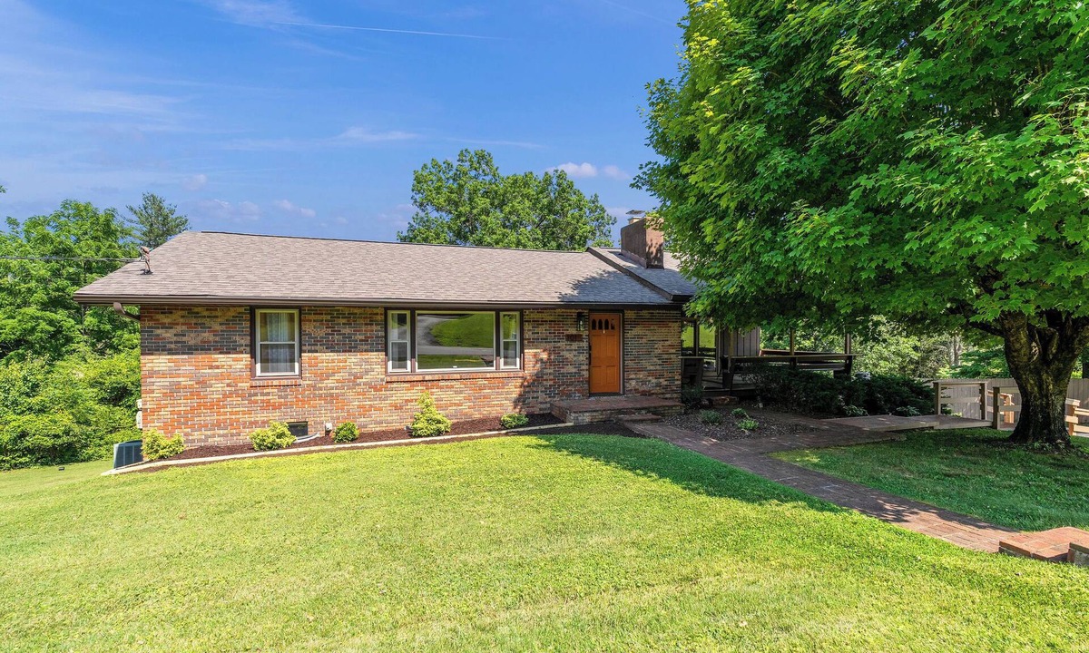 Bristol House | Minutes Away from Downtown Bristol & the Speedway