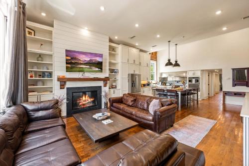 Downtown Knoxville House | Modern 3BR Condo Walk to Downtown and UT Parking