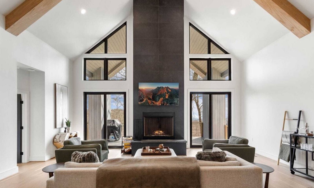 Sugar Mountain Cabin | Modern 4BR Cabin on Sugar Mtn: Hot Tub, Fire Pit & EV Charger