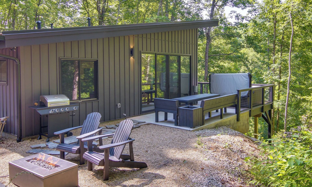 Fairview Cabin | Modern Cabin w/Hot Tub & Fire Pit in Fairview!