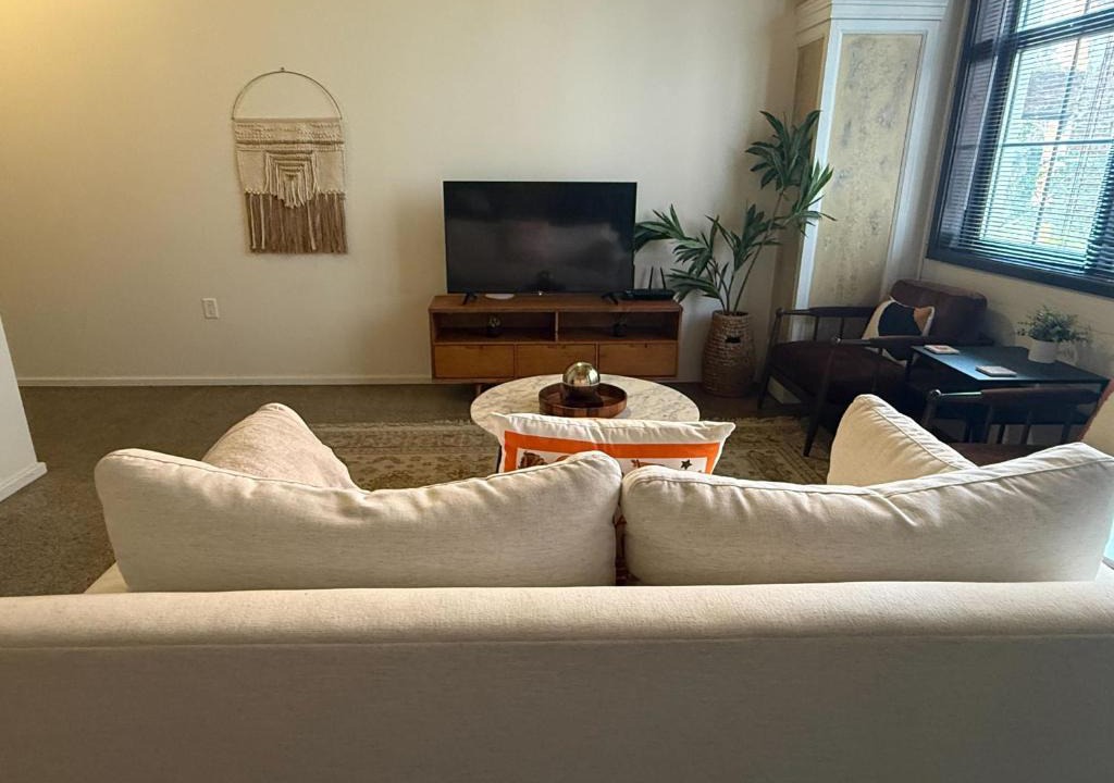 Old City Apartment | Modern Downtown Loft - 1 mile to UT
