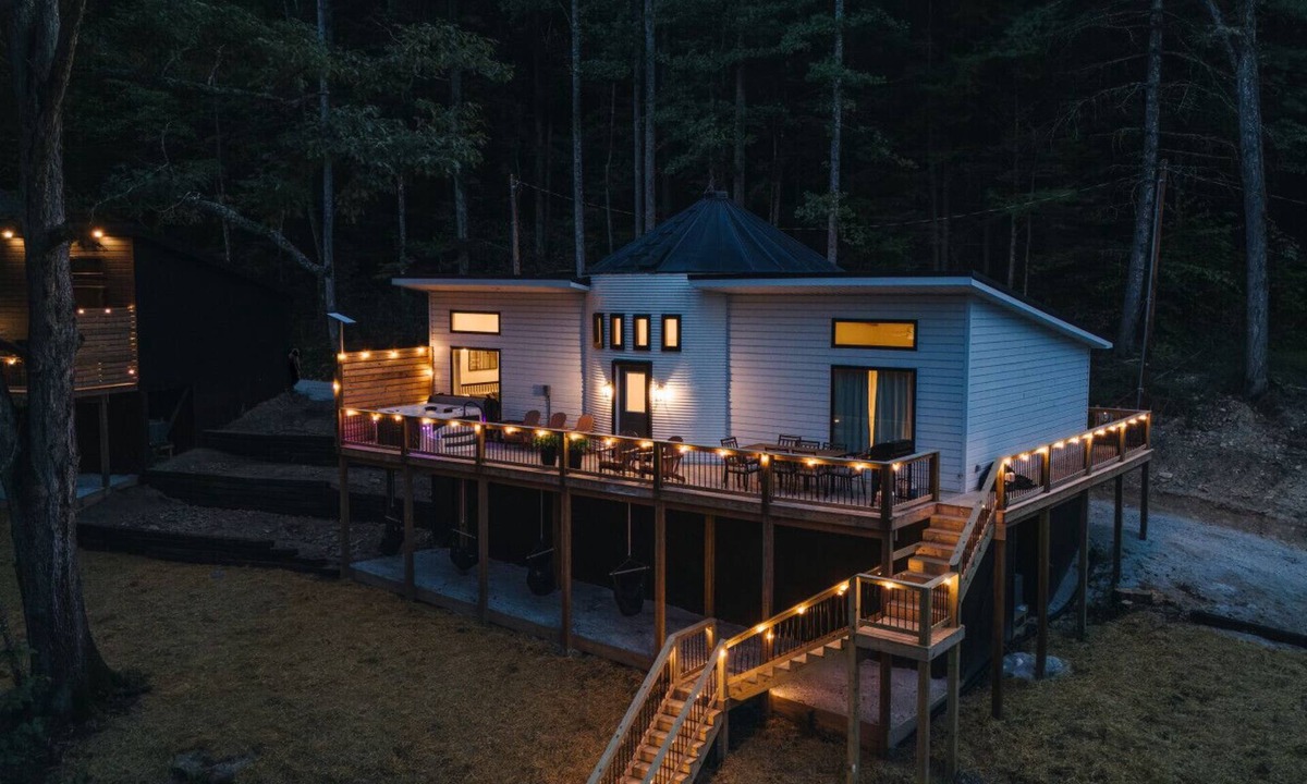 Saint Helens House | Modern Silo | Hot Tub | Trailer Friendly | Dogs