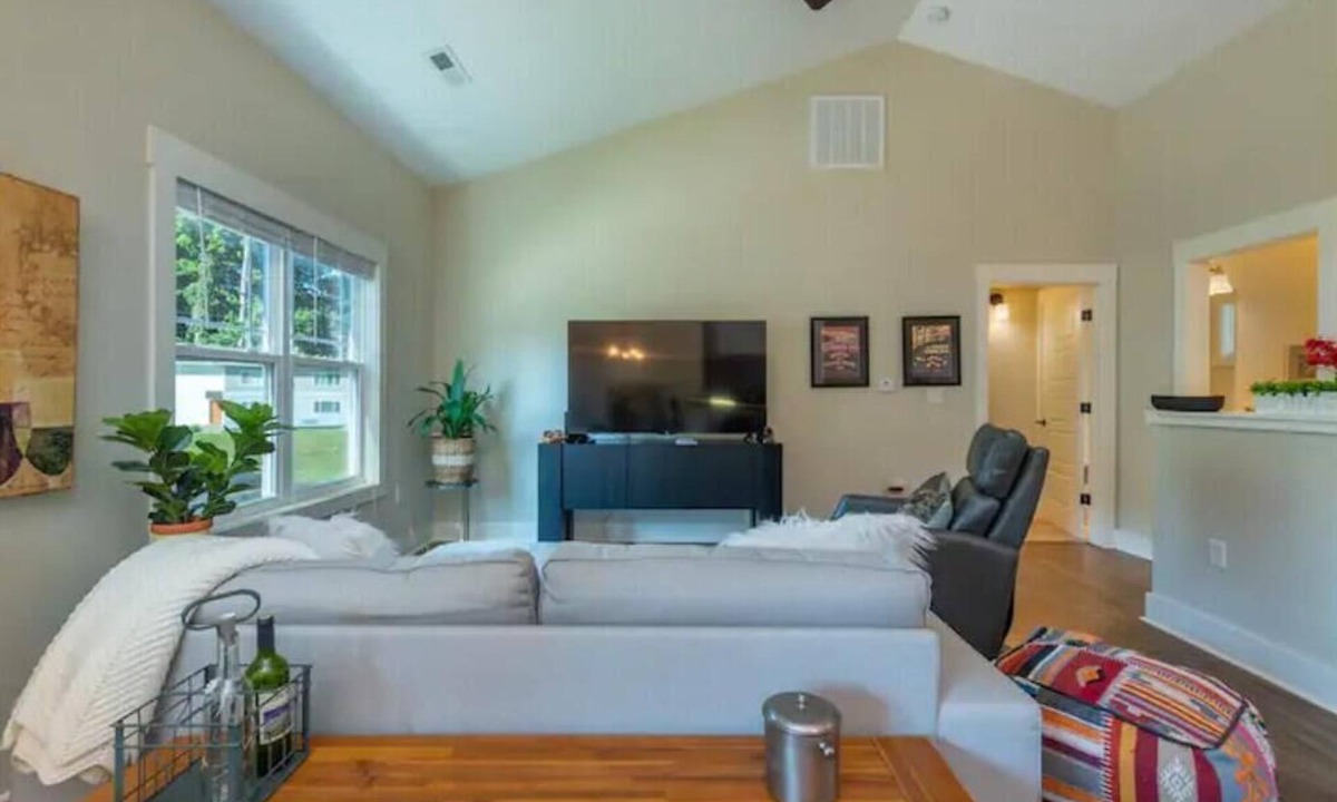 Five Points House | Modern Townhome + Office 1 mi to downtown