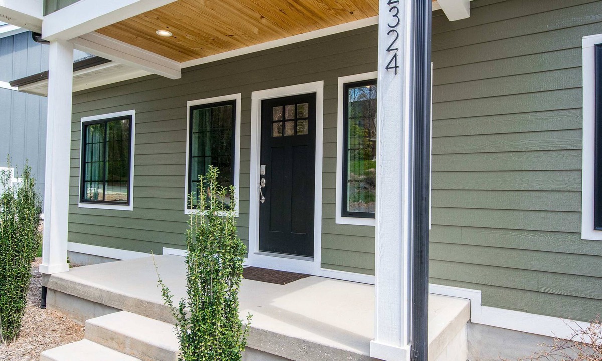 Balfour House | Modern Upper Retreat w Free Tix Deck 2 Suites
