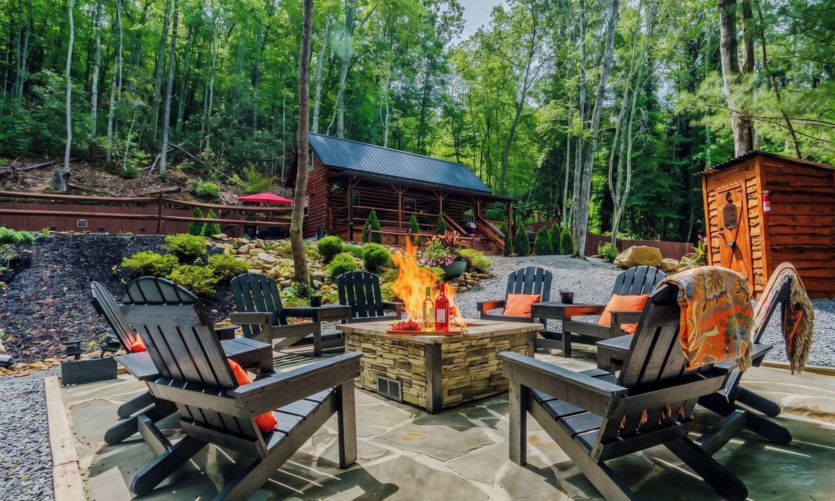 Elizabethton Cabin | Monarch Mountain Luxury Cabin with Hot Tub Pet Friendly Cabin A