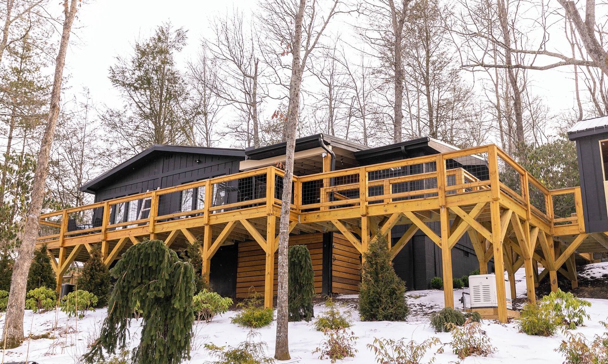 Newland House | Moondrift Retreat - pet friendly, hot tub, community amenities, ranch style home