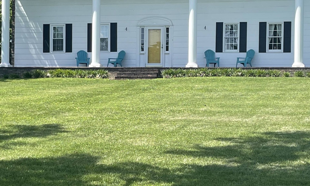 Maysville Bed & Breakfast | Moss Manor Maysville - Golf Course View Historic Bed & Breakfast