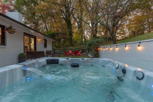 Fairview House | Mountain Hot Tub & Fire Pit 15 Min to Biltmore