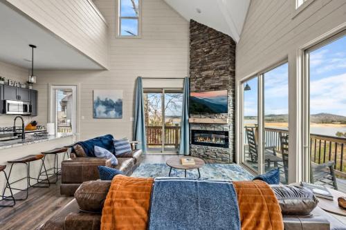 Sevierville House | Mountain Lake Escape