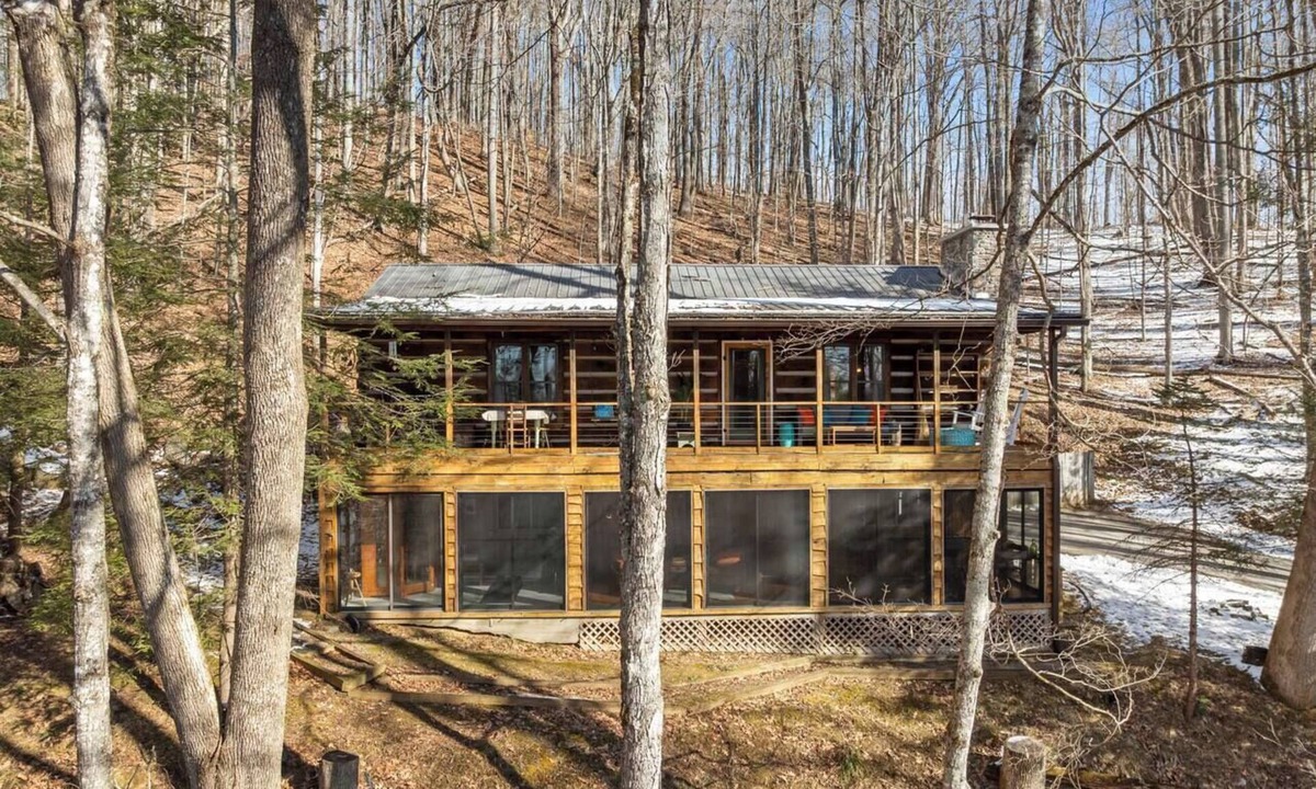 Wolf Laurel House | Mountain Log Cabin w/Sauna & Gym | Sleeps 12 | Ski & Hike