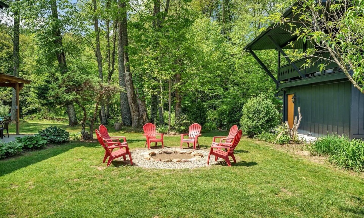 Newland Ski Chalet | Mountain Meadow *3 acres Creekside* No Cleaning Fee