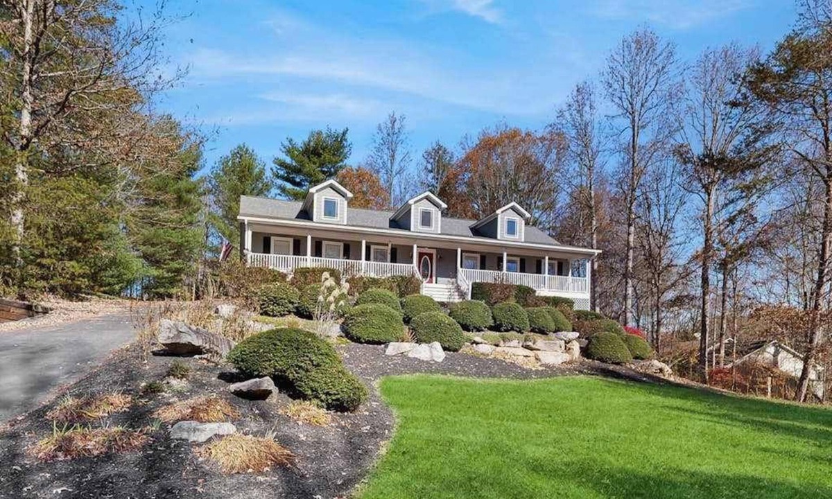 Hendersonville House | Mountain Ranch Home w/Pool Table, Fire Pit & Porch Rockers