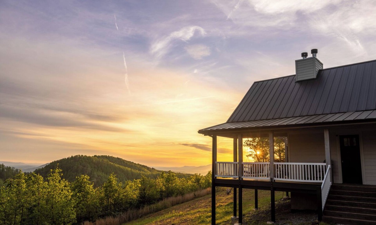 Vein Mountain House | Mountain Top Escape with Hot Tub, Fireplace & Cell Service