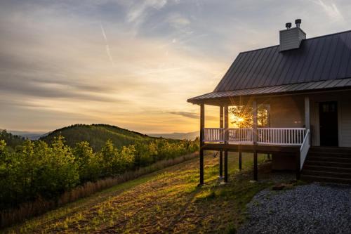Vein Mountain House | Mountain Top Escape w Hot Tub, Fireplace and Views