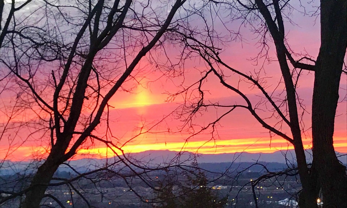 Johnson City House | Mountain view & city lights.Close to Bristol, Jonesborogh, Gatlinburg, B&B type