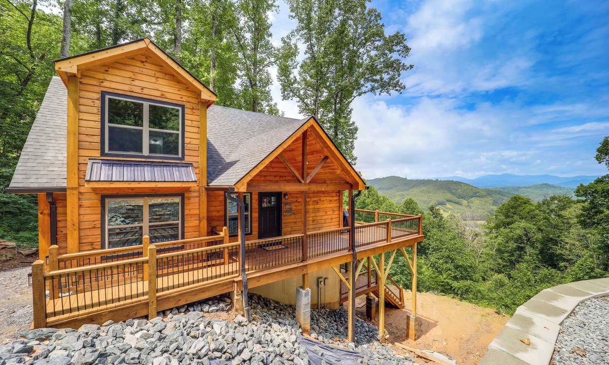 Fleetwood Cabin | Mountain-View Fleetwood Retreat w/ Deck & Grill