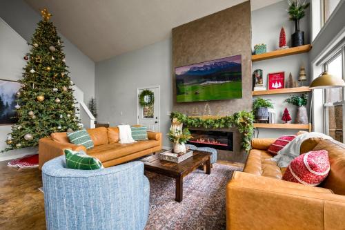 Dandridge House | Mountain View Lake House Hot Tub, Home Theater, Game Room, Fire Pit, Pet Friendly