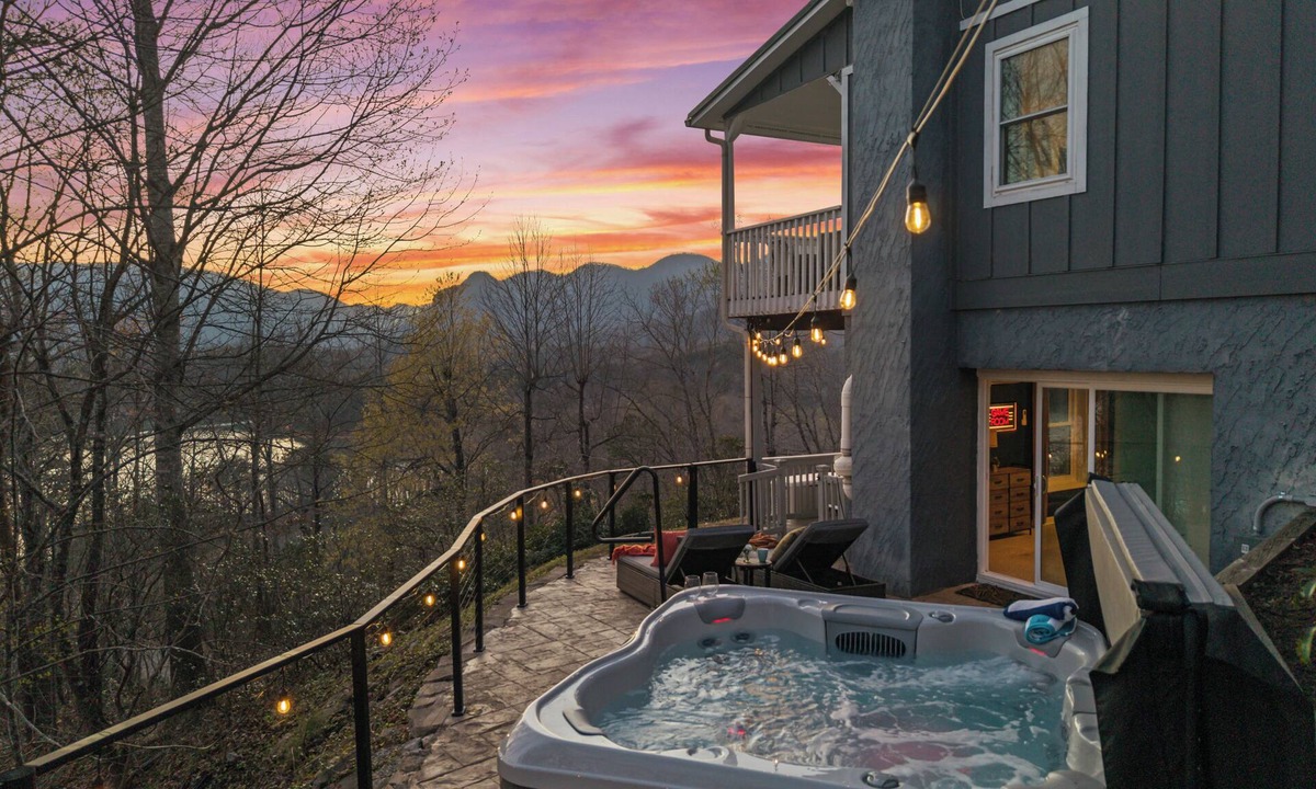Lake Lure Cabin | MOUNTAIN VIEWS + HOT TUB + COMMUNITY BEACH + GAME ROOM/FAMILY RETREAT