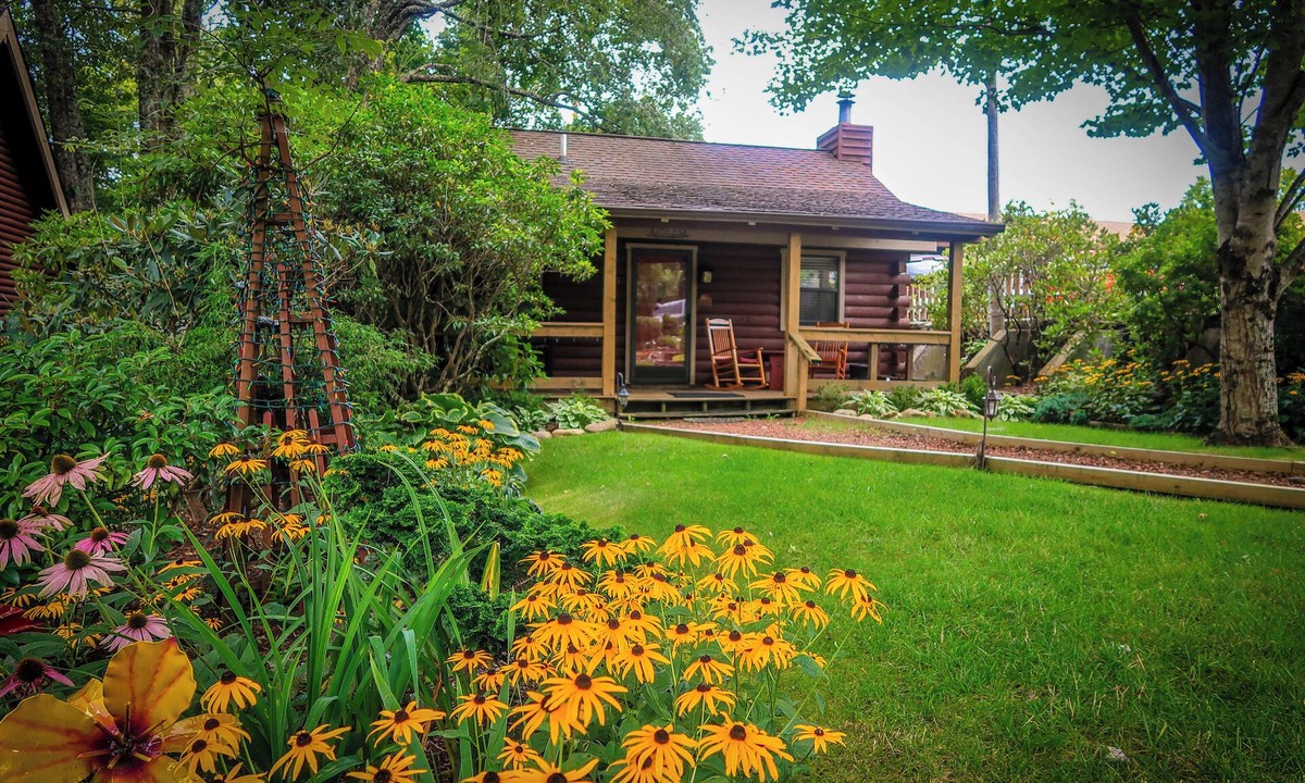 Blowing Rock Hotel | Mountainaire Inn and Log Cabins