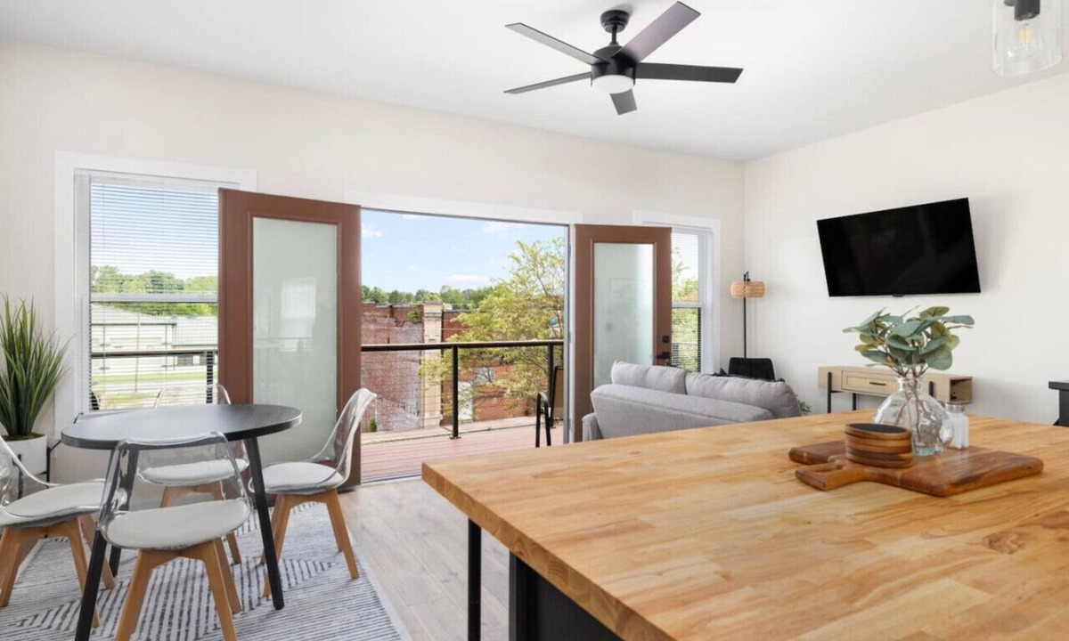 Johnson City House | New construction 2nd level apartment -Downtown JC