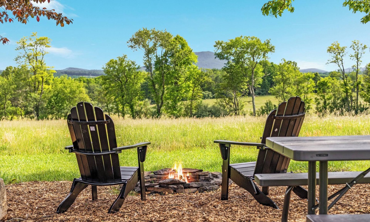 Augusta House | NEW - Country Roads Cottage - Amish Living Reimagined in WV - HOT TUB