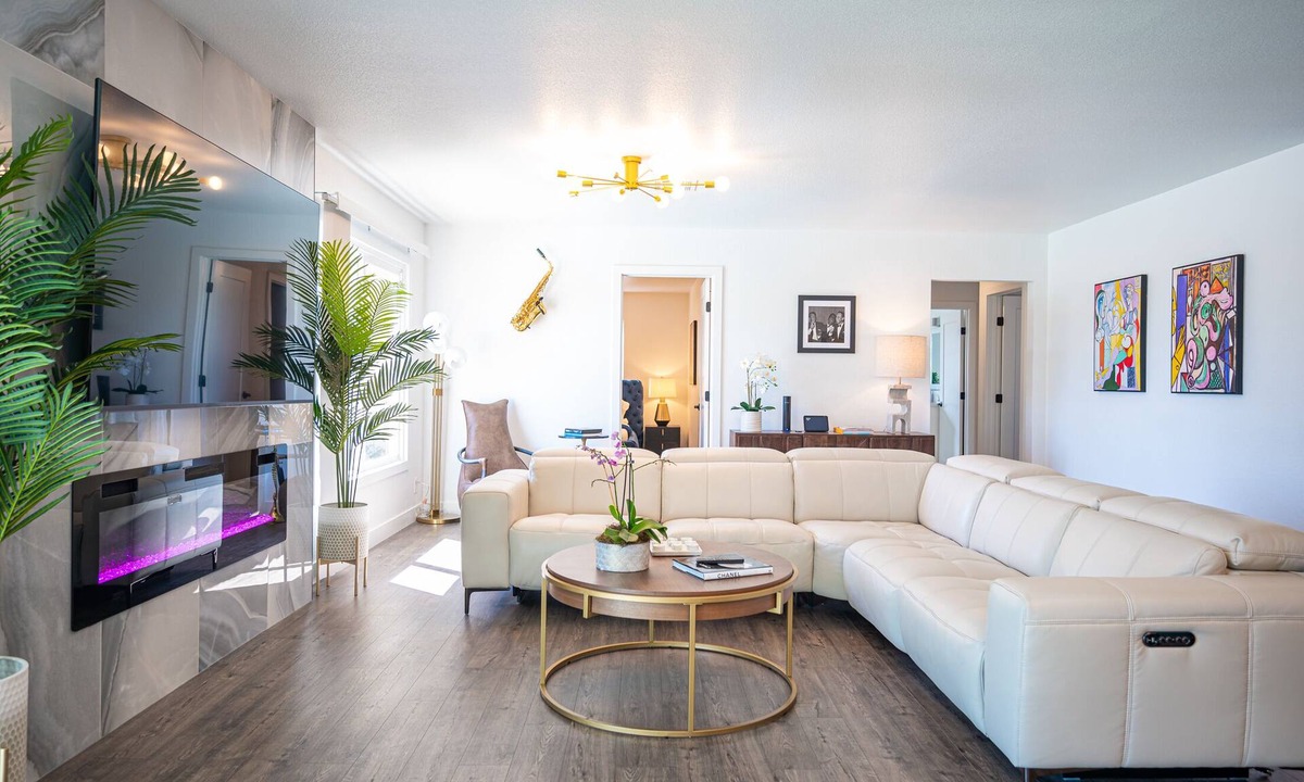 Las Vegas House | NEW‼️LUX SPACIOUS HOME-POOL/5 MIN TO STRIP/GOURMET KITCHEN/BUSINESS CENTER