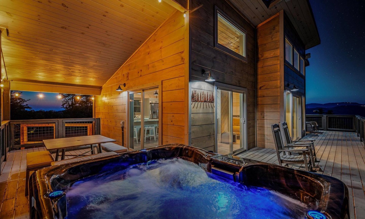 Wears Valley Cabin | NEW Modern. Mtn Views. Arcade. Hot Tub. Pool Table
