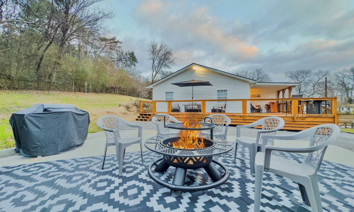 Corryton House | NEW: Rustic 4 Bedroom 2Bath Chic Getaway Near Knoxville & Smokies!