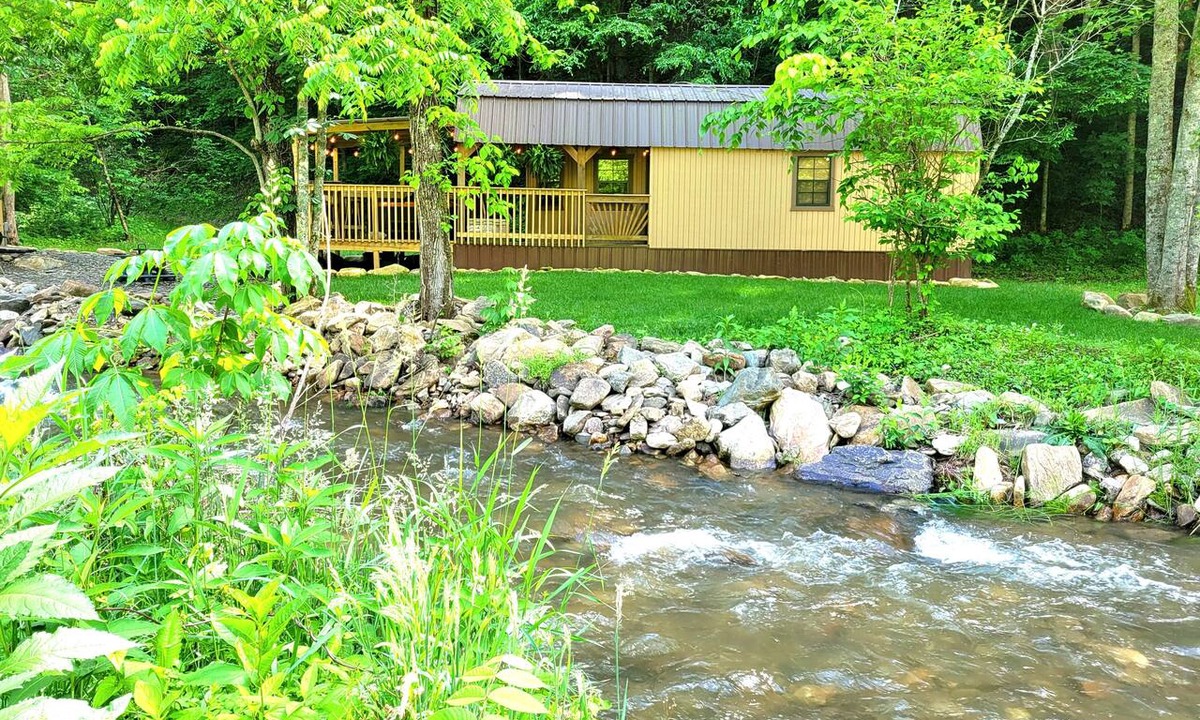 Flag Pond Apartment | New Smoky Mountain Tiny Cabin on Bold Stream with Hot Tub.