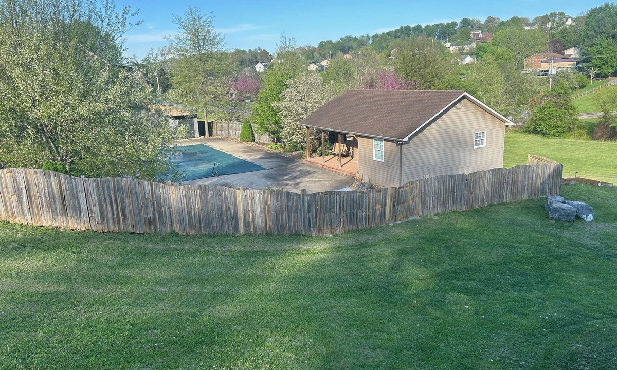 Johnson City Cottage | NEWLY FINISHED! Pool house cottage located in central Tricities of northeast TN
