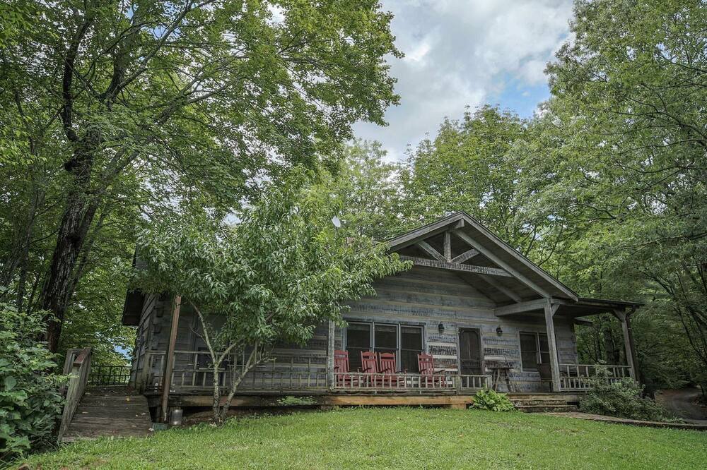 Spruce Pine Cabin | North Carolina Cabin with Spectacular Views of the Mountains, Perfect for an Outdoor-Adventure Vacation in Spruce Pine