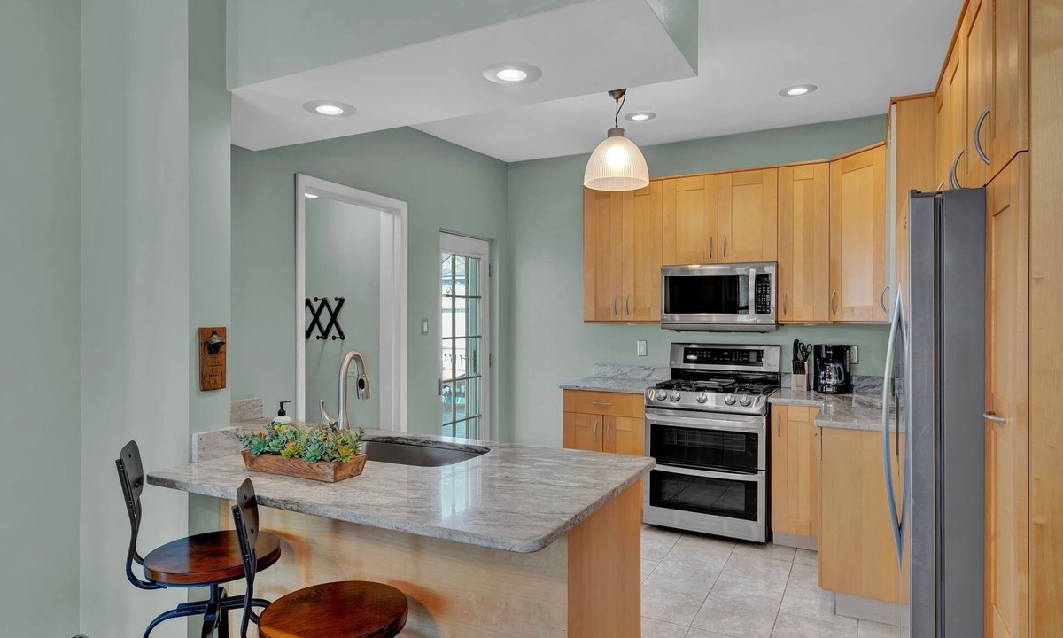 Oakley House | Oakley Square 3br Charmer - Total Walkability 3 Bedroom Home by RedAwning