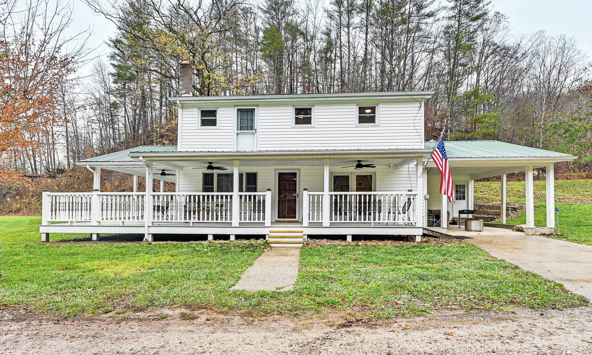 Mize House | On 220 Acres! Hot Tub Haven in West Liberty