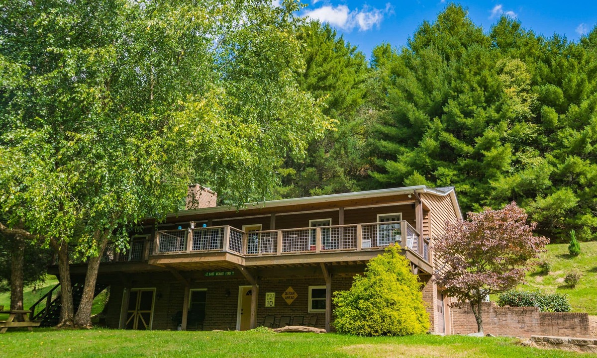 Piney Creek House | On the New River w/FIRE PIT + Foosball