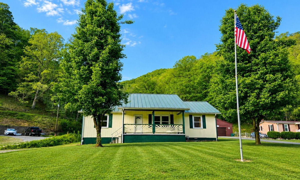 Hernshaw House | PawPaw’s Retreat ATV/UTV/TrailerParking/Near Outlaw and Hatfield & McCoy Trails