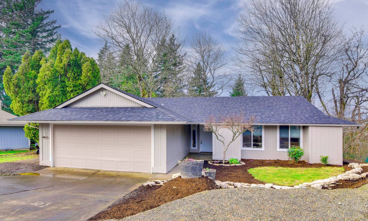 Gresham House | Peace & Serenity in Gresham! Sleek Home w/Yard